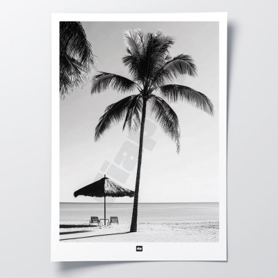 Poster murale di design in bianco e nero di un momento di ozio tra palme, spiaggia e ombrellone. Poster murale di design. Poster murale di design in bianco e nero di un momento di ozio tra palme, spiaggia e ombrellone. Poster murale di design.