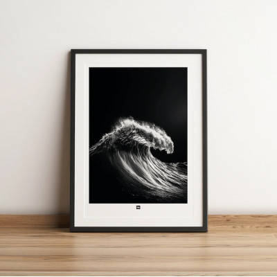 Foto in bianco e nero di un'onda mozzafiato. Applique di design per un arredamento moderno. Foto in bianco e nero di un'onda mozzafiato. Applique di design per un arredamento moderno.