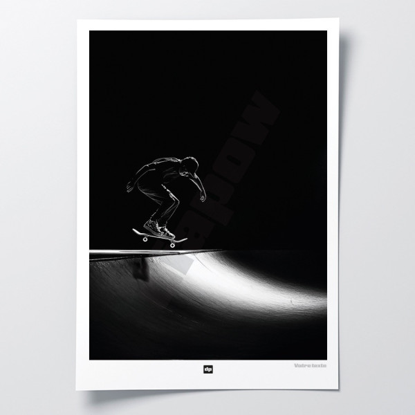Foto in bianco e nero di uno skateboarder pronto a scendere da una rampa. Poster murale di skateboard per l'interior design.