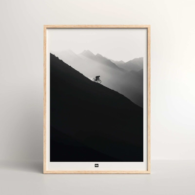 Photo noir et blanc d’une descente à vélo dans la montagne. Affiche murale design pour décoration moderne. Photo noir et blanc d’une descente à vélo dans la montagne. Affiche murale design pour décoration moderne.