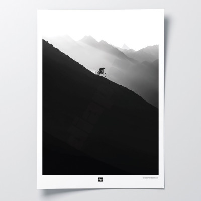 Photo noir et blanc d’une descente à vélo dans la montagne. Affiche murale design pour décoration moderne. Photo noir et blanc d’une descente à vélo dans la montagne. Affiche murale design pour décoration moderne.