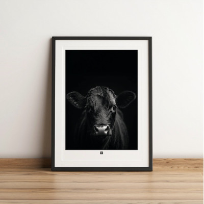 Affiche noir et blanc, photographie minimaliste, décoration murale design d'une vache noire pour intérieur moderne. Affiche noir et blanc, photographie minimaliste, décoration murale design d'une vache noire pour intérieur moderne.