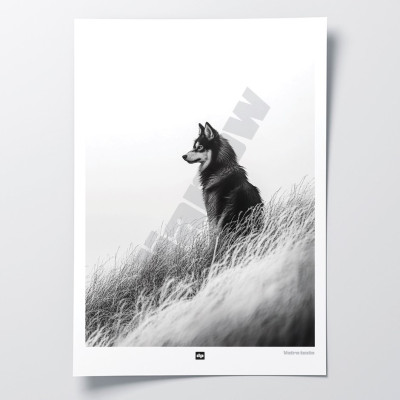 Poster in bianco e nero, fotografia minimalista, decorazione murale di design di un lupo di legno per un interno moderno. Poster in bianco e nero, fotografia minimalista, decorazione murale di design di un lupo di legno per un interno moderno.