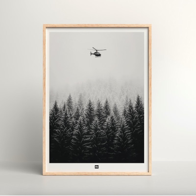 Photo noir et blanc d’une forêt avec un hélicoptère dans le ciel. Affiche murale d'hiver pour décoration intérieure moderne. Photo noir et blanc d’une forêt avec un hélicoptère dans le ciel. Affiche murale d'hiver pour décoration intérieure moderne.