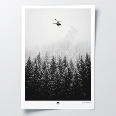 Photo noir et blanc d’une forêt avec un hélicoptère dans le ciel. Affiche murale d'hiver pour décoration intérieure moderne. Photo noir et blanc d’une forêt avec un hélicoptère dans le ciel. Affiche murale d'hiver pour décoration intérieure moderne.