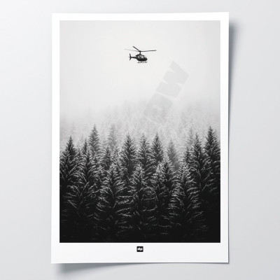 Photo noir et blanc d’une forêt avec un hélicoptère dans le ciel. Affiche murale d'hiver pour décoration intérieure moderne. Photo noir et blanc d’une forêt avec un hélicoptère dans le ciel. Affiche murale d'hiver pour décoration intérieure moderne.