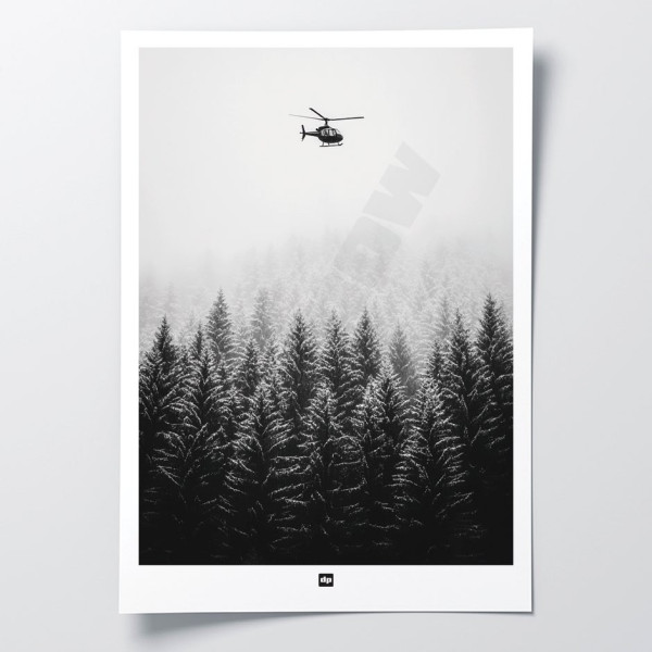 Photo noir et blanc d’une forêt avec un hélicoptère dans le ciel. Affiche murale d'hiver pour décoration intérieure moderne.