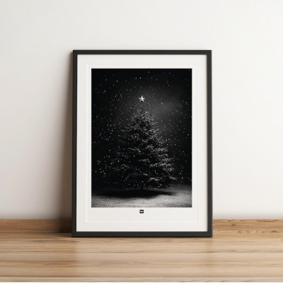 Photo noir et blanc d’un sapin avec des flocons de neige. Affiche murale d'hiver design et moderne. Photo noir et blanc d’un sapin avec des flocons de neige. Affiche murale d'hiver design et moderne.