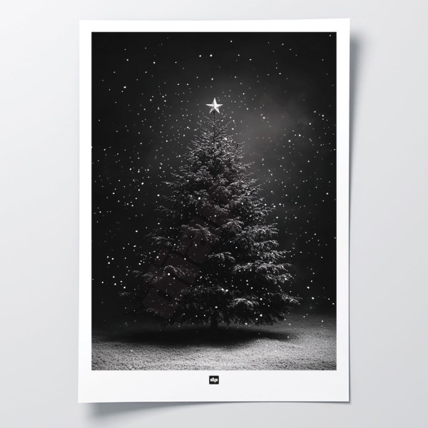 Photo noir et blanc d’un sapin avec des flocons de neige. Affiche murale d'hiver design et moderne.