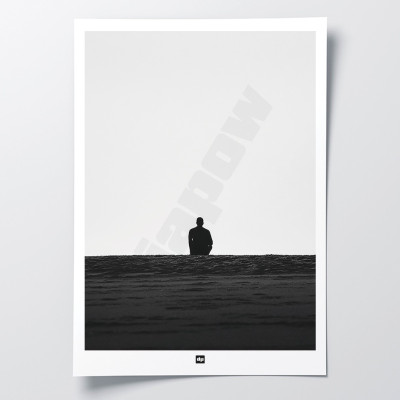 Foto in bianco e nero di un uomo che osserva l'orizzonte infinito. Un poster da parete di design a tema marino. Foto in bianco e nero di un uomo che osserva l'orizzonte infinito. Un poster da parete di design a tema marino.