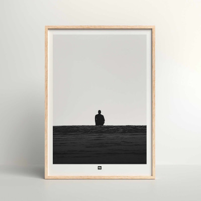 Foto in bianco e nero di un uomo che osserva l'orizzonte infinito. Un poster da parete di design a tema marino. Foto in bianco e nero di un uomo che osserva l'orizzonte infinito. Un poster da parete di design a tema marino.