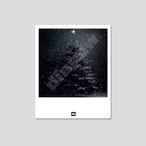 Schwarz-Weiß-Foto eines Weihnachtsbaums mit Schneeflocken. Erinnerungspostkarte aus den Bergen Design und Moderne.