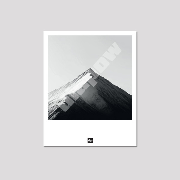 Photo noir et blanc d’une montagne enneigée. Carte postale souvenir de montagne design et moderne.