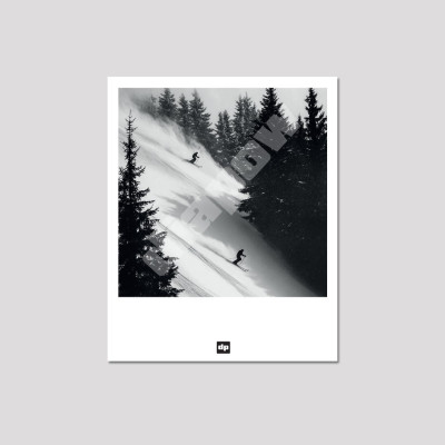 Photo noir et blanc d’une descente de piste noire à ski. Carte postale souvenir de montagne design et moderne. Photo noir et blanc d’une descente de piste noire à ski. Carte postale souvenir de montagne design et moderne.
