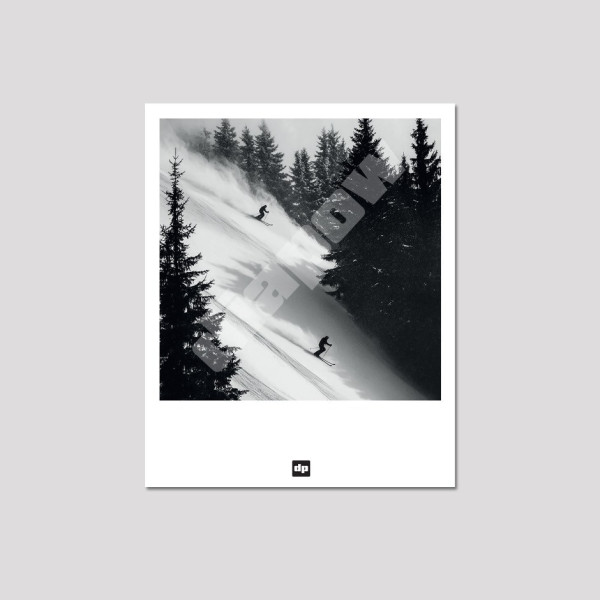 Photo noir et blanc d’une descente de piste noire à ski. Carte postale souvenir de montagne design et moderne.