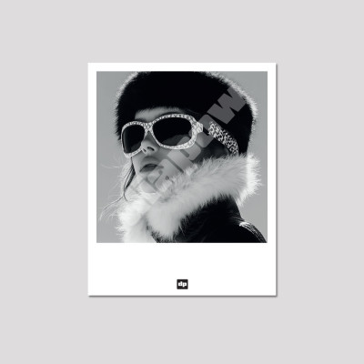 Schwarz-Weiß-Foto einer schicken Skifahrerin im Fleece. Moderne Design-Postkarte als Andenken an die Berge. Schwarz-Weiß-Foto einer schicken Skifahrerin im Fleece. Moderne Design-Postkarte als Andenken an die Berge.