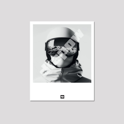 Photo noir et blanc d’un skieur avec casque, masque et lunettes. Carte postale souvenir de montagne design et moderne. Photo noir et blanc d’un skieur avec casque, masque et lunettes. Carte postale souvenir de montagne design et moderne.