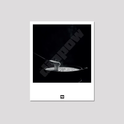 Cartolina in bianco e nero, fotografia di una fonduta savoiarda, souvenir di montagna dal design moderno. Cartolina in bianco e nero, fotografia di una fonduta savoiarda, souvenir di montagna dal design moderno.