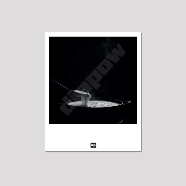 Carte postale noir et blanc, photographie d'une fondue savoyarde, souvenir de montagne design et moderne.