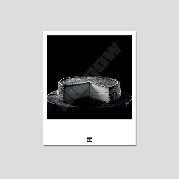 Cartolina in bianco e nero, fotografia di un formaggio tomme Savoia, un souvenir di montagna moderno e di design.