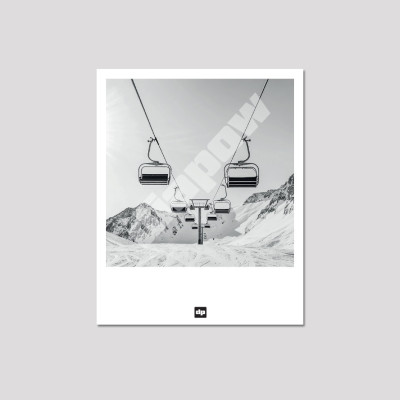 Carte postale en noir et blanc, photographie de télésièges au-dessus des pistes, souvenir de montagne design et moderne.