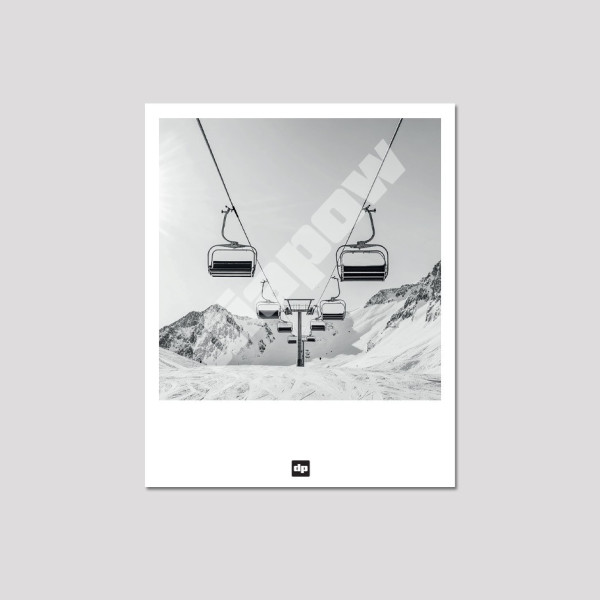 Carte postale en noir et blanc, photographie de télésièges au-dessus des pistes, souvenir de montagne design et moderne.