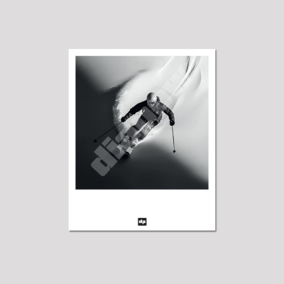 Photographie noir et blanc d’un skieur dans la poudreuse, carte postale, souvenir de montagne moderne et design. Photographie noir et blanc d’un skieur dans la poudreuse, carte postale, souvenir de montagne moderne et design.