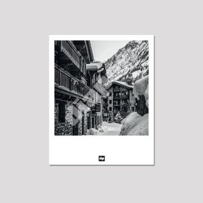 Carte postale noir et blanc, photographie d'un village en station de ski, souvenir de montagne design et moderne. Carte postale noir et blanc, photographie d'un village en station de ski, souvenir de montagne design et moderne.