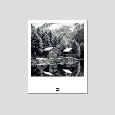 Carte postale noir et blanc, photographie d'une cabane au milieu d'un lac, entourée de forêt et de montagnes enneigées.