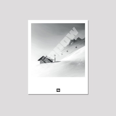Carte postale noir et blanc, photographie d'une petite station perdue dans la montagne, souvenir de montagne design et moderne. Carte postale noir et blanc, photographie d'une petite station perdue dans la montagne, souvenir de montagne design et moderne.