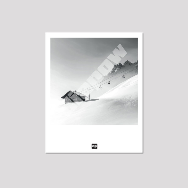 Carte postale noir et blanc, photographie d'une petite station perdue dans la montagne, souvenir de montagne design et moderne.