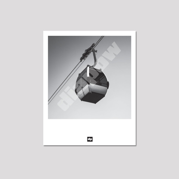 Carte postale noir et blanc, photographie d’une cabine de ski suspendue, souvenir de montagne design et moderne.