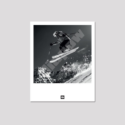 Skieur en saut dans la poudreuse, photo noir et blanc dynamique, carte postale pour souvenir de montagne design et moderne. Skieur en saut dans la poudreuse, photo noir et blanc dynamique, carte postale pour souvenir de montagne design et moderne.