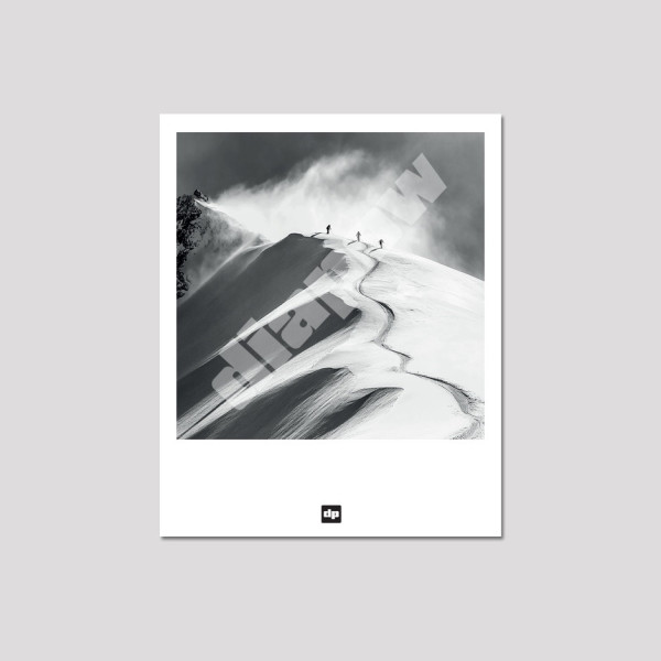 Photo noir et blanc de skieurs en ultime montée sur sommet enneigé, carte postale pour souvenir de montagne design et moderne.