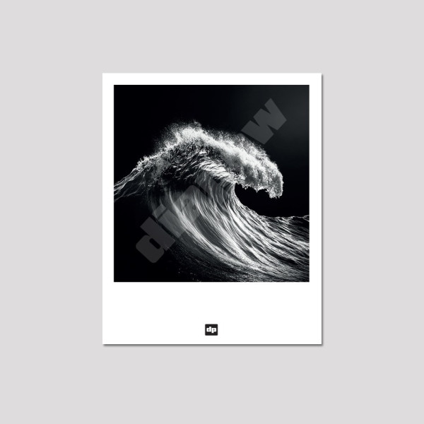 Photo noir et blanc d’une vague à couper le souffle. Carte postale design, apaisante et moderne.