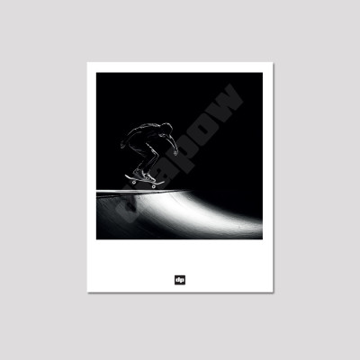 Photo noir et blanc d’un skateur prêt à descendre une rampe. Carte postale de skate, souvenir design et moderne. Photo noir et blanc d’un skateur prêt à descendre une rampe. Carte postale de skate, souvenir design et moderne.