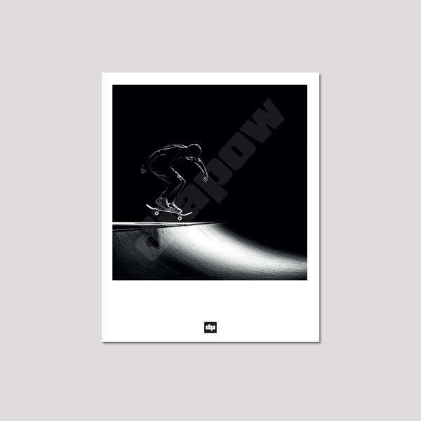Photo noir et blanc d’un skateur prêt à descendre une rampe. Carte postale de skate, souvenir design et moderne.