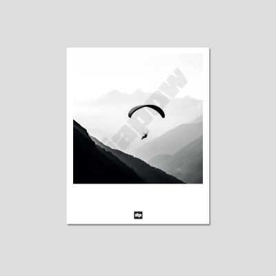 Photo noir et blanc d’un parapente dans les airs au-dessus des montagnes. Carte postale design et moderne. Photo noir et blanc d’un parapente dans les airs au-dessus des montagnes. Carte postale design et moderne.