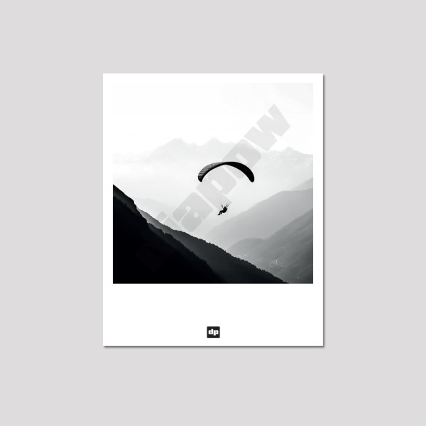 Photo noir et blanc d’un parapente dans les airs au-dessus des montagnes. Carte postale design et moderne.