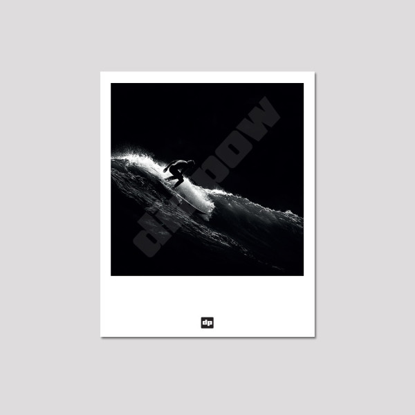Photo noir et blanc d'un surfeur sur une vague. Carte postale design de surf, souvenir moderne et tendance.