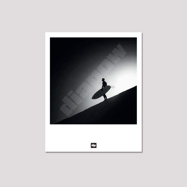 Photo noir et blanc d'un départ au surf. Carte postale design de surf à la mer pour souvenir de vacance.