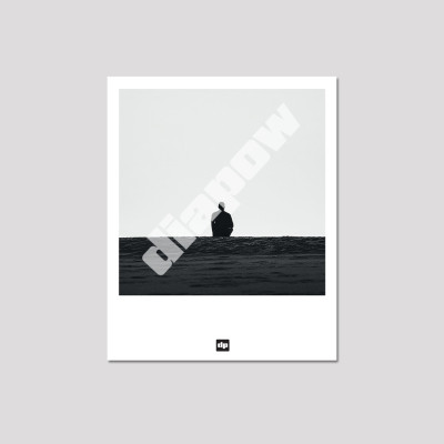 Photo noir et blanc d’un homme contemplant l’horizon à perte de vue. Carte postale design et moderne.