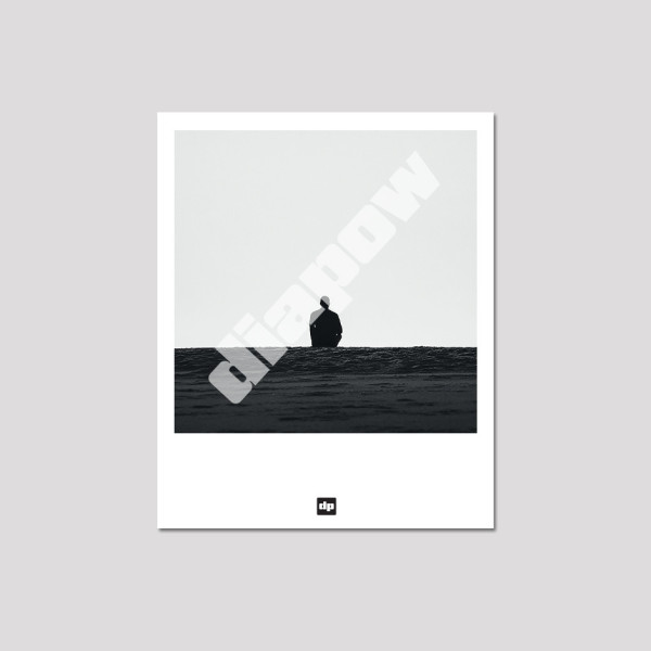 Photo noir et blanc d’un homme contemplant l’horizon à perte de vue. Carte postale design et moderne.