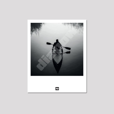 Photo noir et blanc d'une personne seule sur le lac. Carte postale design et moderne pour souvenir. Photo noir et blanc d'une personne seule sur le lac. Carte postale design et moderne pour souvenir.