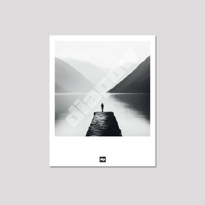Photo noir et blanc d’un ponton au bord d'un lac entre les montagnes. Carte postale design et moderne.