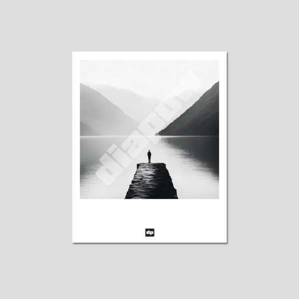Photo noir et blanc d’un ponton au bord d'un lac entre les montagnes. Carte postale design et moderne.