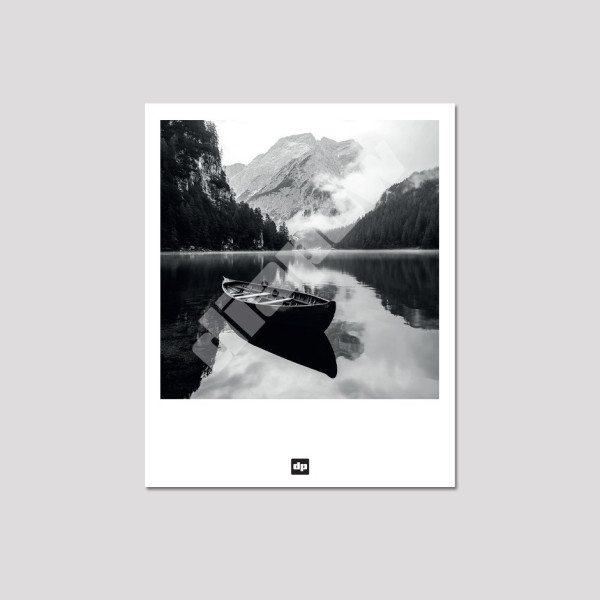 Photo noir et blanc d’une barque au milieu d'un lac entre les montagnes. Carte postale design et moderne.