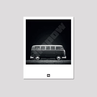 Photo noir et blanc d'un van pour road trip. Carte postale design et moderne, pour souvenir de vacance.