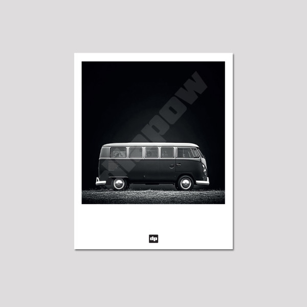 Photo noir et blanc d'un van pour road trip. Carte postale design et moderne, pour souvenir de vacance.