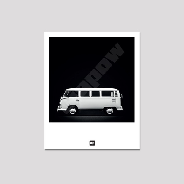 Photo noir et blanc d'un van pour road trip. Carte postale design et moderne pour souvenir de vacance.